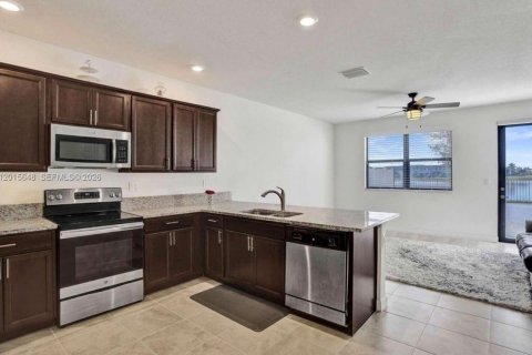 Villa ou maison à vendre à Hialeah, Floride: 4 chambres, 238.85 m2 № 2077551 - photo 16