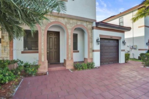 Villa ou maison à vendre à Hialeah, Floride: 4 chambres, 238.85 m2 № 2077551 - photo 3