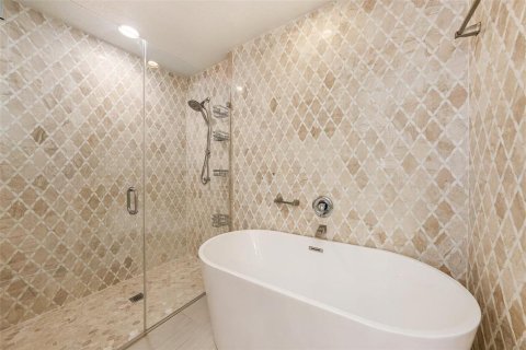 House in Wesley Chapel, Florida 5 bedrooms, 279.17 sq.m. № 1793453 - photo 15