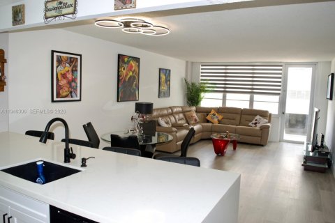 Condo in Hollywood, Florida, 1 bedroom  № 2052789 - photo 2