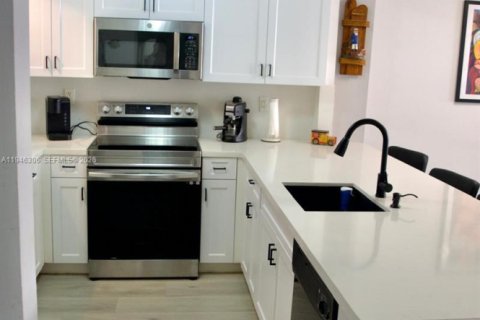 Condo in Hollywood, Florida, 1 bedroom  № 2052789 - photo 7