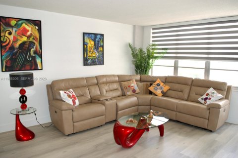 Condo in Hollywood, Florida, 1 bedroom  № 2052789 - photo 3