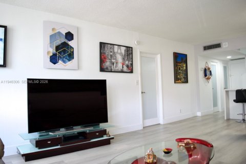 Condo in Hollywood, Florida, 1 bedroom  № 2052789 - photo 4