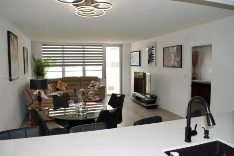 Condo in Hollywood, Florida, 1 bedroom  № 2052789 - photo 6