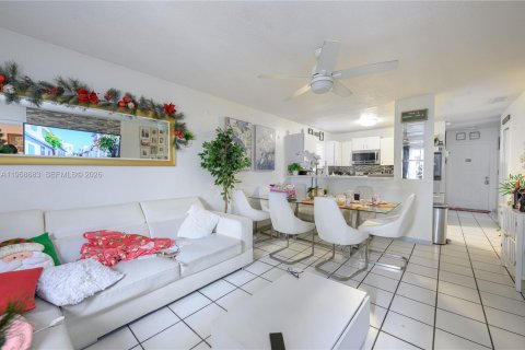 House in Florida City, Florida 4 bedrooms, 103.68 sq.m. № 2080565 - photo 22