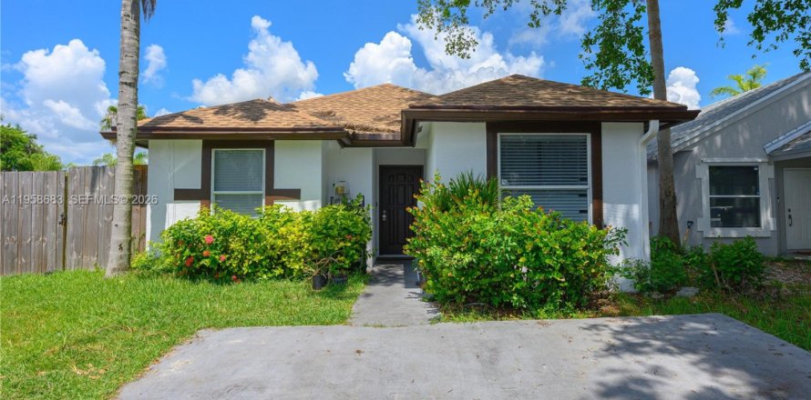 House in Florida City, Florida 4 bedrooms, 103.68 sq.m. № 2080565