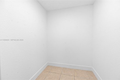 House in Florida City, Florida 4 bedrooms, 103.68 sq.m. № 2080565 - photo 14