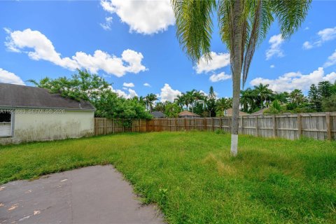 House in Florida City, Florida 4 bedrooms, 103.68 sq.m. № 2080565 - photo 6