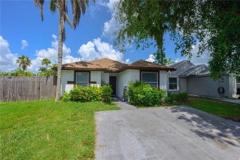 House in Florida City, Florida 4 bedrooms, 103.68 sq.m. № 2080565 - photo 4