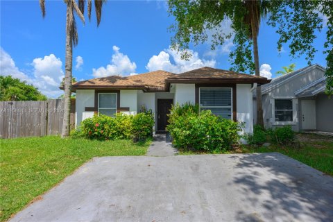 House in Florida City, Florida 4 bedrooms, 103.68 sq.m. № 2080565 - photo 2