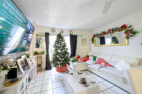 House in Florida City, Florida 4 bedrooms, 103.68 sq.m. № 2080565 - photo 10