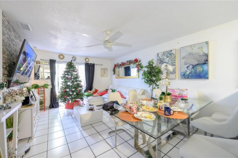 House in Florida City, Florida 4 bedrooms, 103.68 sq.m. № 2080565 - photo 9