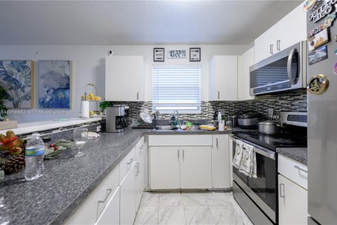 House in Florida City, Florida 4 bedrooms, 103.68 sq.m. № 2080565 - photo 21