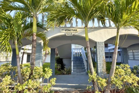 Condo à Hollywood, Floride, 2 chambres  № 2090831