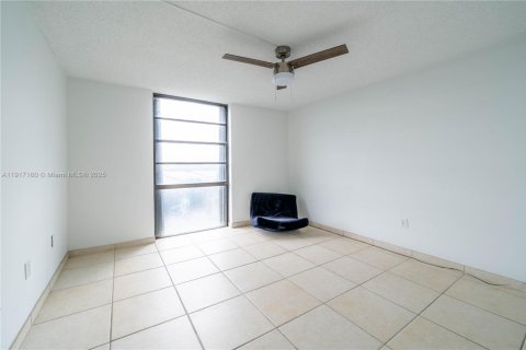 Condominio en alquiler en North Miami, Florida, 2 dormitorios, 92.62 m2 № 1972555 - foto 9