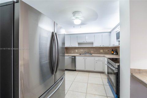 Condominio en alquiler en North Miami, Florida, 2 dormitorios, 92.62 m2 № 1972555 - foto 4