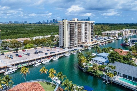 Condominio en alquiler en North Miami, Florida, 2 dormitorios, 92.62 m2 № 1972555 - foto 1