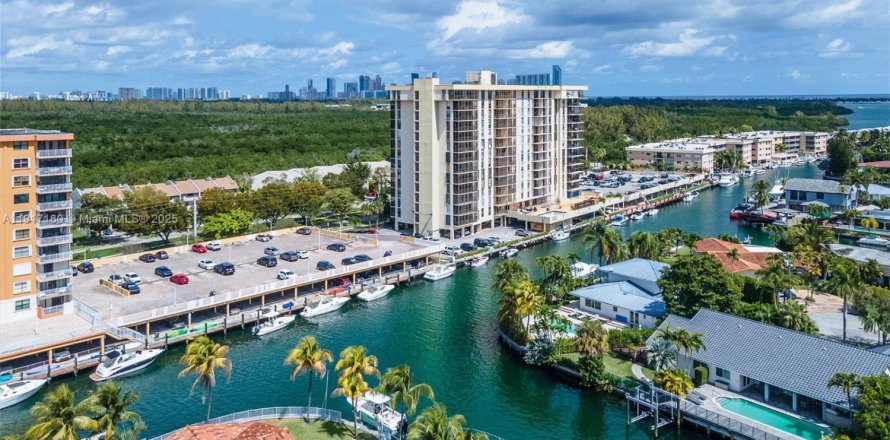 Condominio en North Miami, Florida, 2 dormitorios  № 1972555