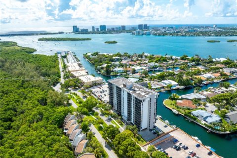 Condominio en alquiler en North Miami, Florida, 2 dormitorios, 92.62 m2 № 1972555 - foto 22