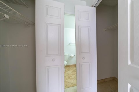 Condominio en alquiler en North Miami, Florida, 2 dormitorios, 92.62 m2 № 1972555 - foto 18