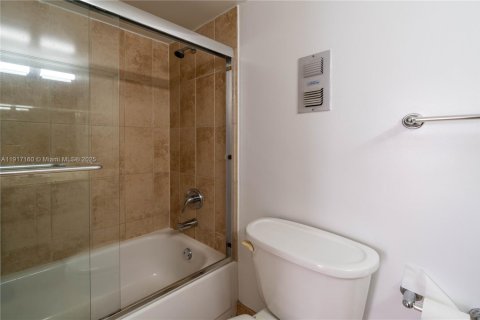Condominio en alquiler en North Miami, Florida, 2 dormitorios, 92.62 m2 № 1972555 - foto 17