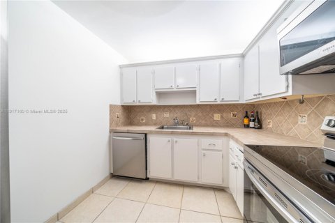 Condominio en alquiler en North Miami, Florida, 2 dormitorios, 92.62 m2 № 1972555 - foto 5