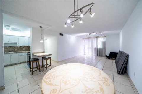 Condominio en alquiler en North Miami, Florida, 2 dormitorios, 92.62 m2 № 1972555 - foto 2