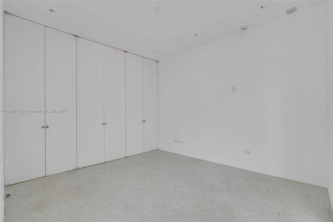 Condo in Miami Beach, Florida, 2 bedrooms  № 1933095 - photo 14