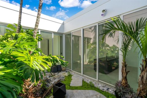 Condo in Miami Beach, Florida, 2 bedrooms  № 1933095 - photo 1