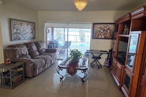 Villa ou maison à vendre à Miramar, Floride: 2 chambres, 122.17 m2 № 1970512 - photo 17