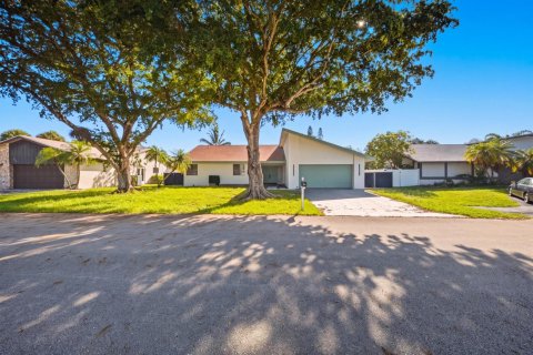 House in Tamarac, Florida 3 bedrooms, 198.44 sq.m. № 2190171