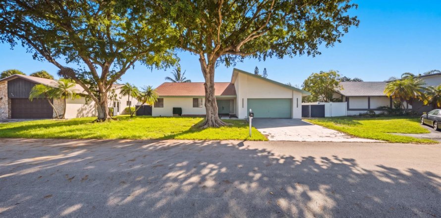 House in Tamarac, Florida 3 bedrooms, 198.44 sq.m. № 2190171