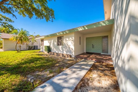 House in Tamarac, Florida 3 bedrooms, 198.44 sq.m. № 2190171 - photo 28