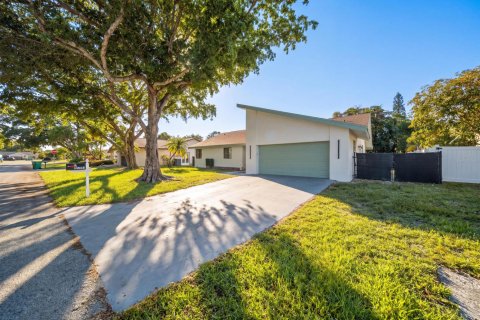 House in Tamarac, Florida 3 bedrooms, 198.44 sq.m. № 2190171 - photo 2