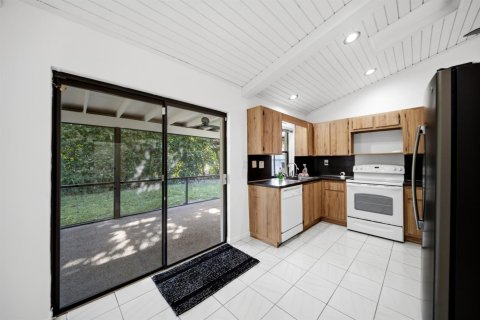 House in Tamarac, Florida 3 bedrooms, 198.44 sq.m. № 2190171 - photo 8