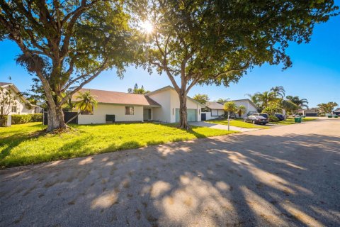 House in Tamarac, Florida 3 bedrooms, 198.44 sq.m. № 2190171 - photo 27