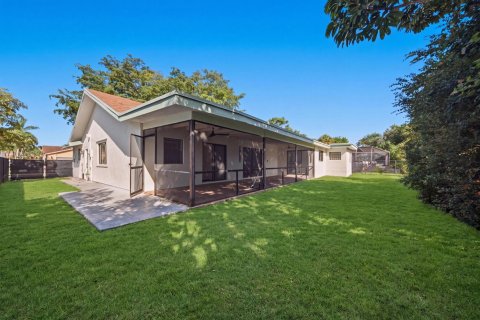 House in Tamarac, Florida 3 bedrooms, 198.44 sq.m. № 2190171 - photo 23