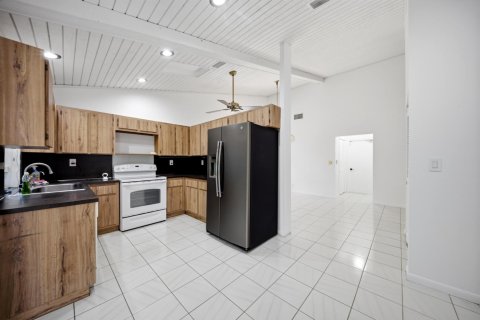 House in Tamarac, Florida 3 bedrooms, 198.44 sq.m. № 2190171 - photo 7