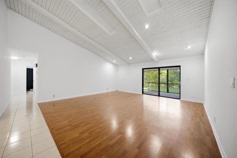 House in Tamarac, Florida 3 bedrooms, 198.44 sq.m. № 2190171 - photo 4