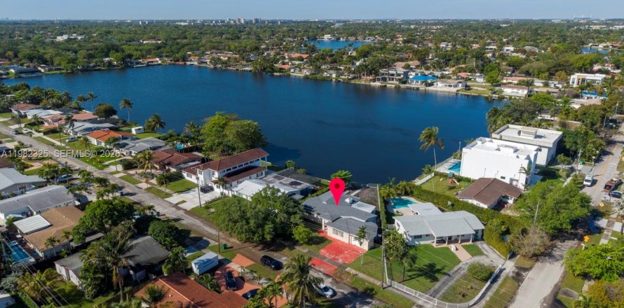 Дом в Майами, Флорида 3 спальни, 247.96м2 № 2048178