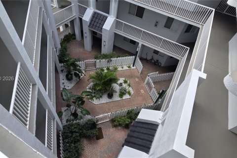 Купить кондоминиум в Дорал, Флорида 3 спальни, 181.16м2, № 2028400 - фото 1
