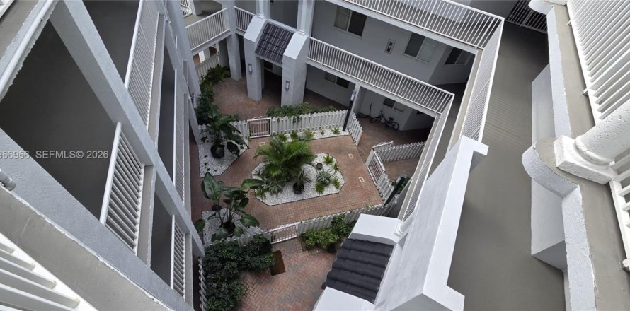 Кондоминиум с 3 спальнями в Дорал, Флорида № 2028400