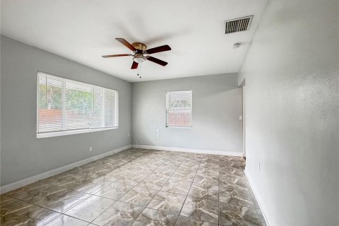 Villa ou maison à louer à New Port Richey, Floride: 2 chambres, 94.76 m2 № 2413682 - photo 5