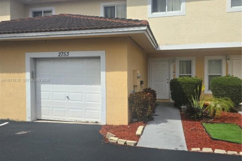 Townhouse in Pompano Beach, Florida 3 bedrooms, 120.31 sq.m. № 2044457 - photo 1