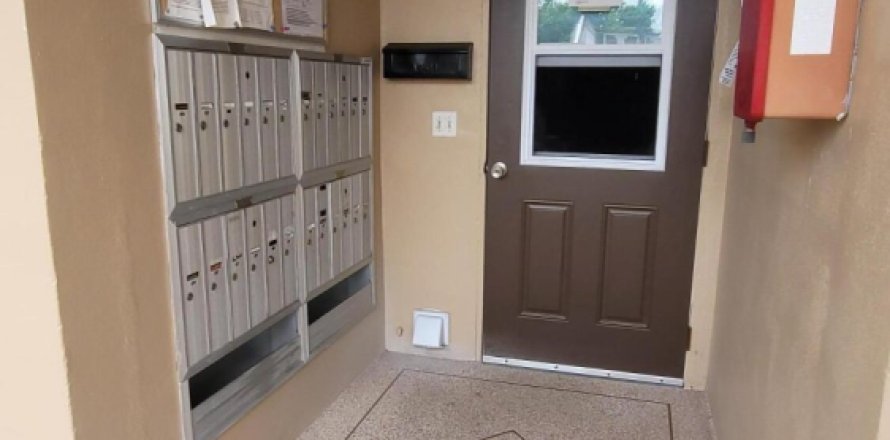 Condominio en West Palm Beach, Florida, 2 dormitorios № 849797