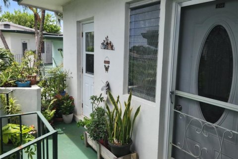 Condo in Miami, Florida, 1 bedroom  № 1946090 - photo 1