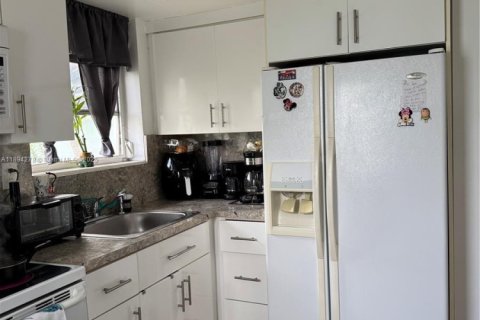 Condo in Miami, Florida, 1 bedroom  № 1946090 - photo 7