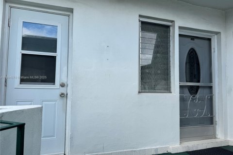 Condo in Miami, Florida, 1 bedroom  № 1946090 - photo 11