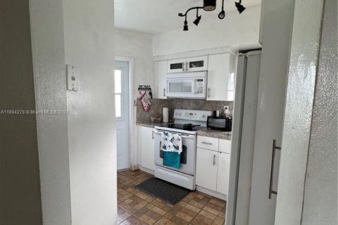 Condo in Miami, Florida, 1 bedroom  № 1946090 - photo 5
