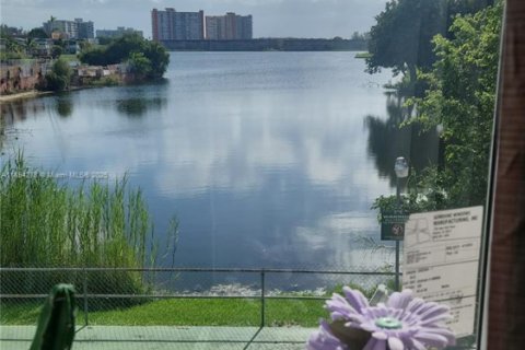 Condo in Miami, Florida, 1 bedroom  № 1946090 - photo 10
